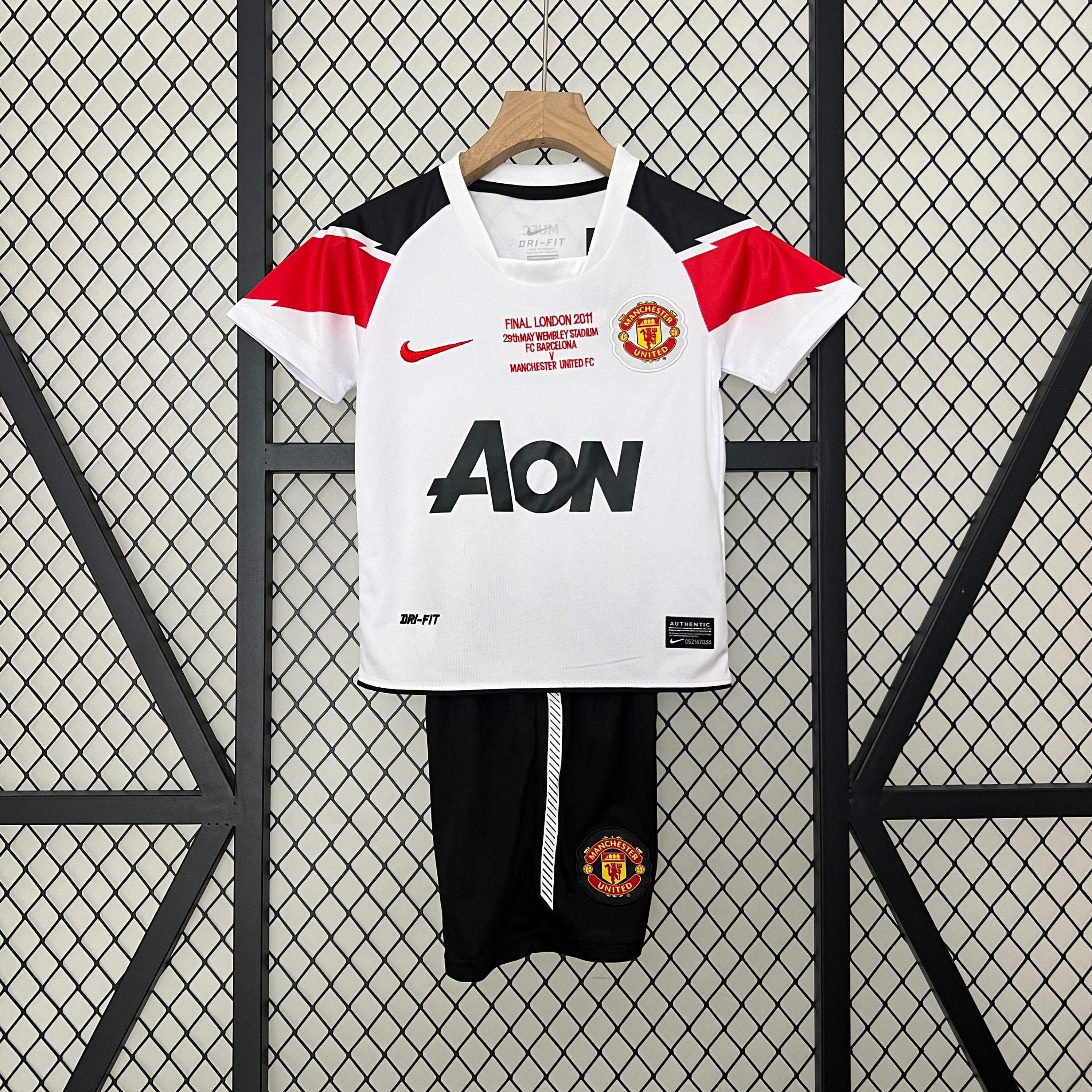 MANCHESTER UNITED II 10/11 CONJUNTO INFANTIL (RETRO)