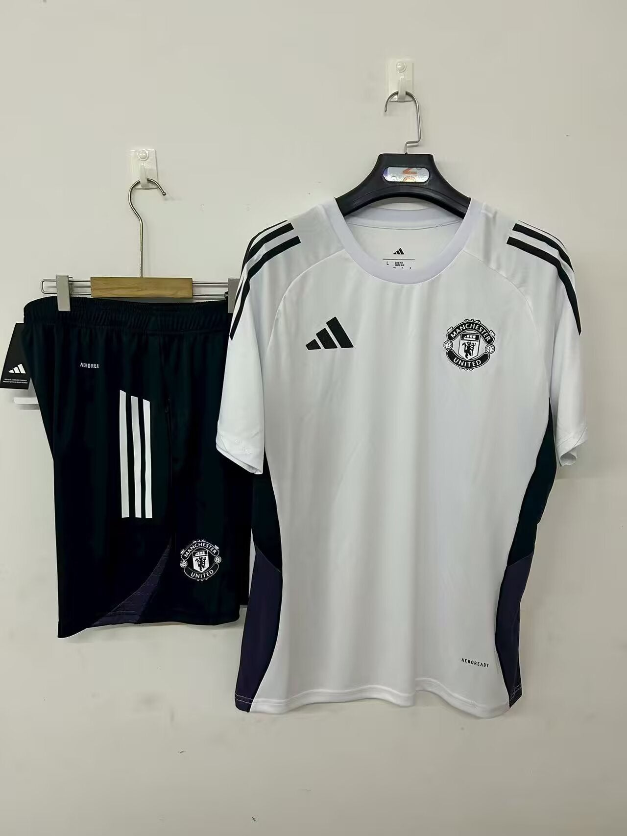 CAMISETA + PANTALONES MANCHESTER UNITED I 25/26