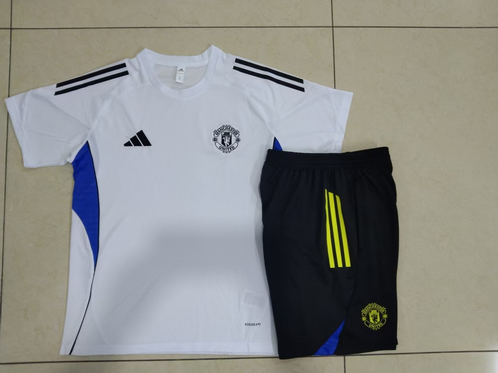 CAMISETA + PANTALONES MANCHESTER UNITED I 25/26