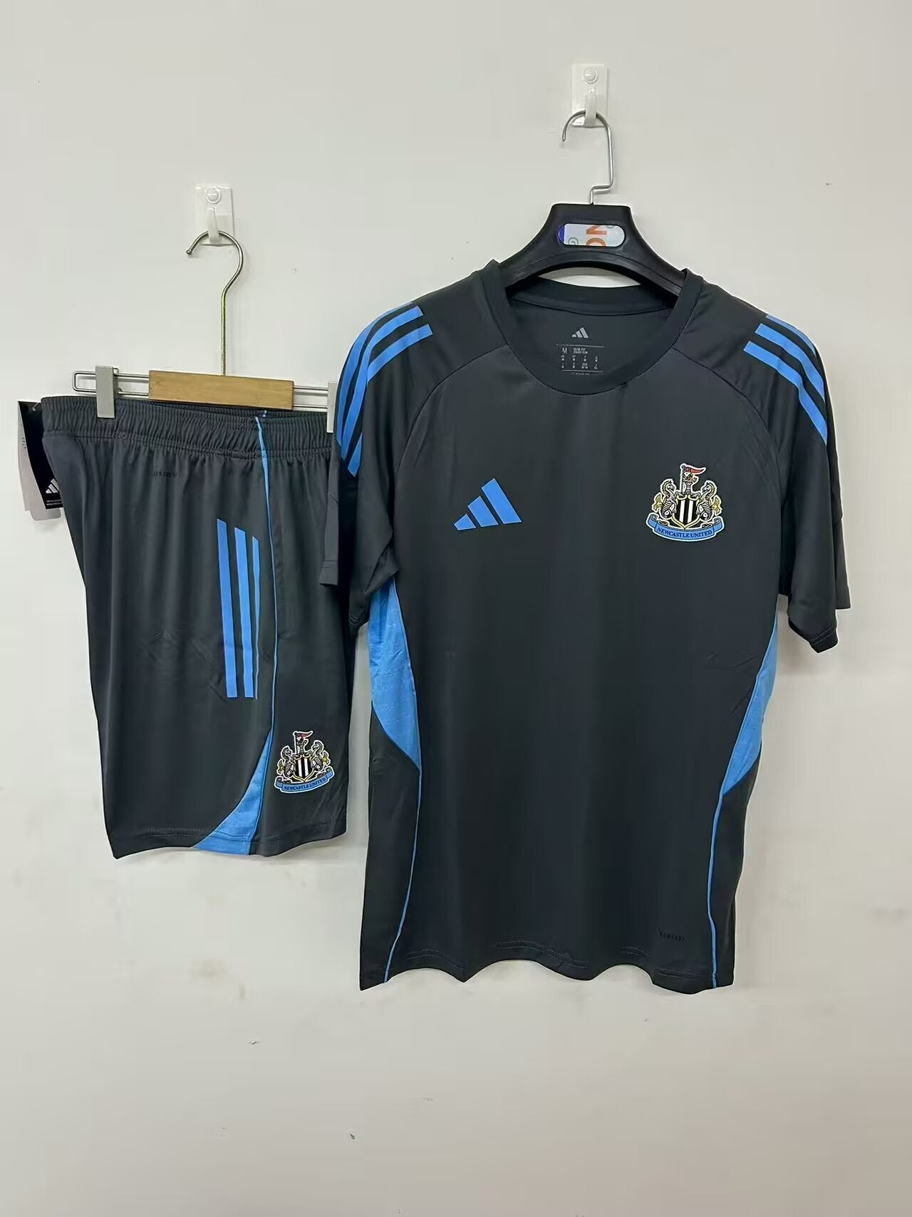 CAMISETA + PANTALONES NEWCASTLE I 25/26